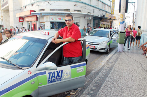 O taxista Rodrigo sabem bem a importância de um curso de idiomas para a sua profissão (Foto: Juarez Fernandes)