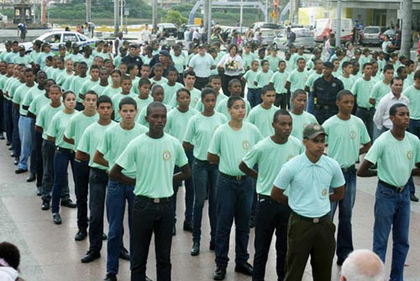 Mais de 450 crianças e jovens, com idades de 12 a 18 anos e que participam do Programa Guarda Mirim Municipal, contam com o Bolsa auxílio (Foto: Antonio Leudo)