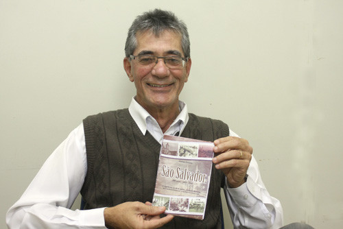 No novo livro, Avelino conta a história dos 360 anos de São Salvador (Foto: Antonio Leudo)