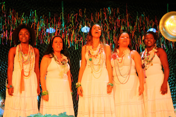 As cincos atrizes dividem o palco com momentos de destaque, através das personagens que interpretam (Foto: Divulgação)