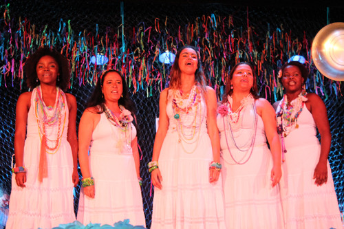 As cinco atrizes dividem o palco com momentos de destaque, através das personagens que interpretam (Foto: Divulgação)