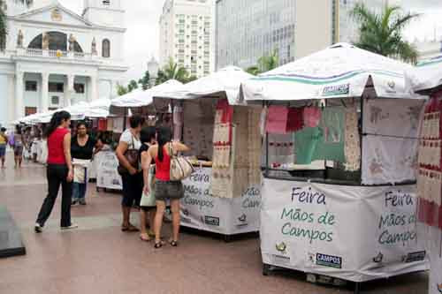 A Feira Mãos de Campos está afixada na praça São Salvador (Foto: Antônio Leudo)