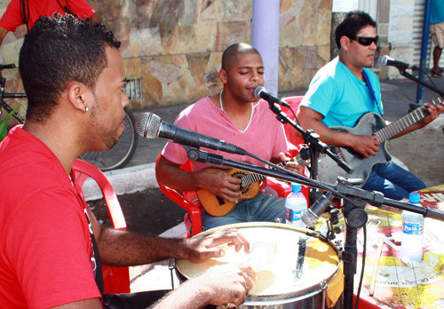 Em uma roda de samba, o grupo Só Bamba animou o almoço do canteiro da Catedral, na tarde deste sábado (4), na programação da 360ª Festa do Santíssimo Salvador (Foto: Divulgação)