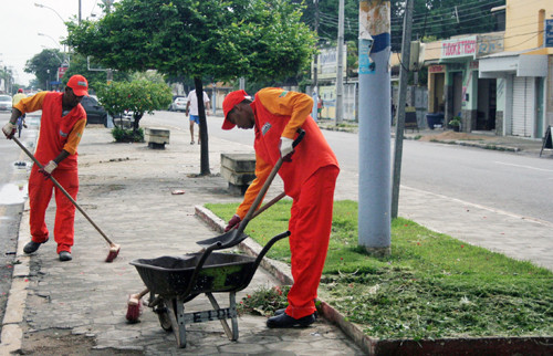 A partir desta terça-feira (07), equipes estarão realizando capina, retirada de terra e areia das vias, roçada de vegetação, limpeza de bueiros, pinturas de postes e remoção de lixos e entulhos lançados em via pública (Foto: Antonio Leudo)