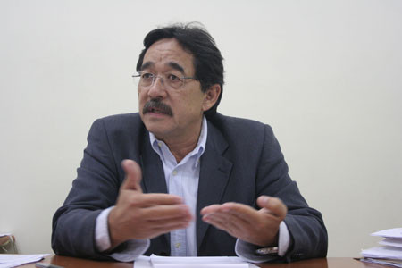 O secretário de Saúde, Paulo Hirano, anuncia a vacinação para os bombeiros militares (Foto: Francisco Isabel)