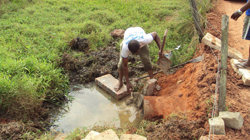 Numa medida preventiva, além de reparos no leito das estradas vicinais, como ocorre na Estrada do Pião, também está sendo construído bueiro celular simples (Foto: Divulgação)