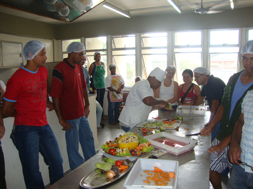 Os alunos estão aprendendo a arte da cozinha para plataforma marítima (Foto: Divulgação)