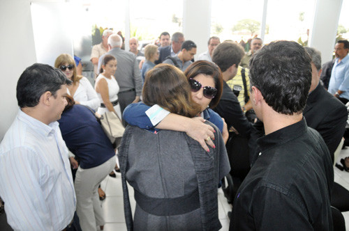 A Prefeita Rosinha Garotinho prestou as últimas homenagens ao jornalista Aluysio Cardoso Barbosa, fundador do Jornal Folha da Manhã (Foto: Gerson Gomes)