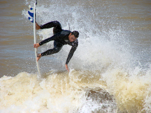 A previsão é de que os surfistas fiquem na praia até às 16h (Foto: Divulgação)
