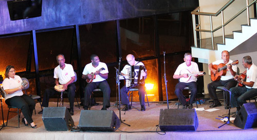 Exibindo chorinhos tradicionais, o show faz uma interessante viagem ao passado, conquistando pessoas de todas as idades (Foto: Divulgação)