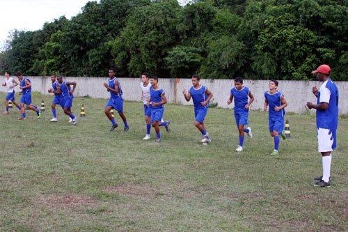 A equipe é formada por 20 jovens e está representando Campos no Campeonato Estadual de Ligas Sub-17 (Foto: Check)