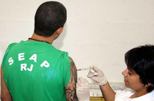 A campanha de vacinação da População Carcerária de Campos começou no início de fevereiro e já vacinou cerca de 2.000 pessoas (Foto: César Ferreira)