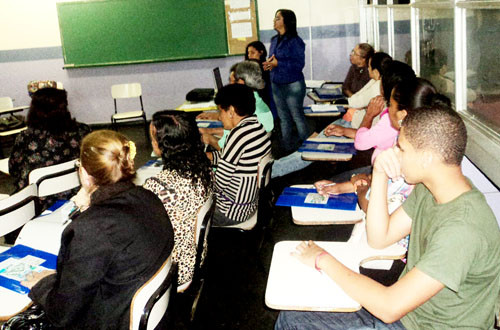 A segunda reunião entre o poder público municipal e a comunidade, como forma de discutir a implantação da praça, aconteceu na semana passada, no Ciep local (Foto: Rodolfo Lins)