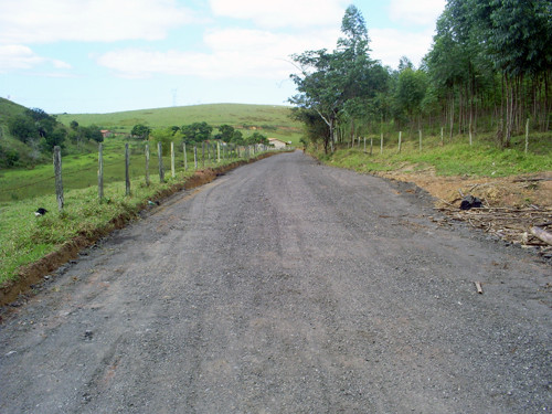 Na Estrada do Leite foi executado o trabalho de patrolagem, limpeza de bordo de estrada e drenagem da água acumulada para a colocação do material fresado (Foto: Divulgação)