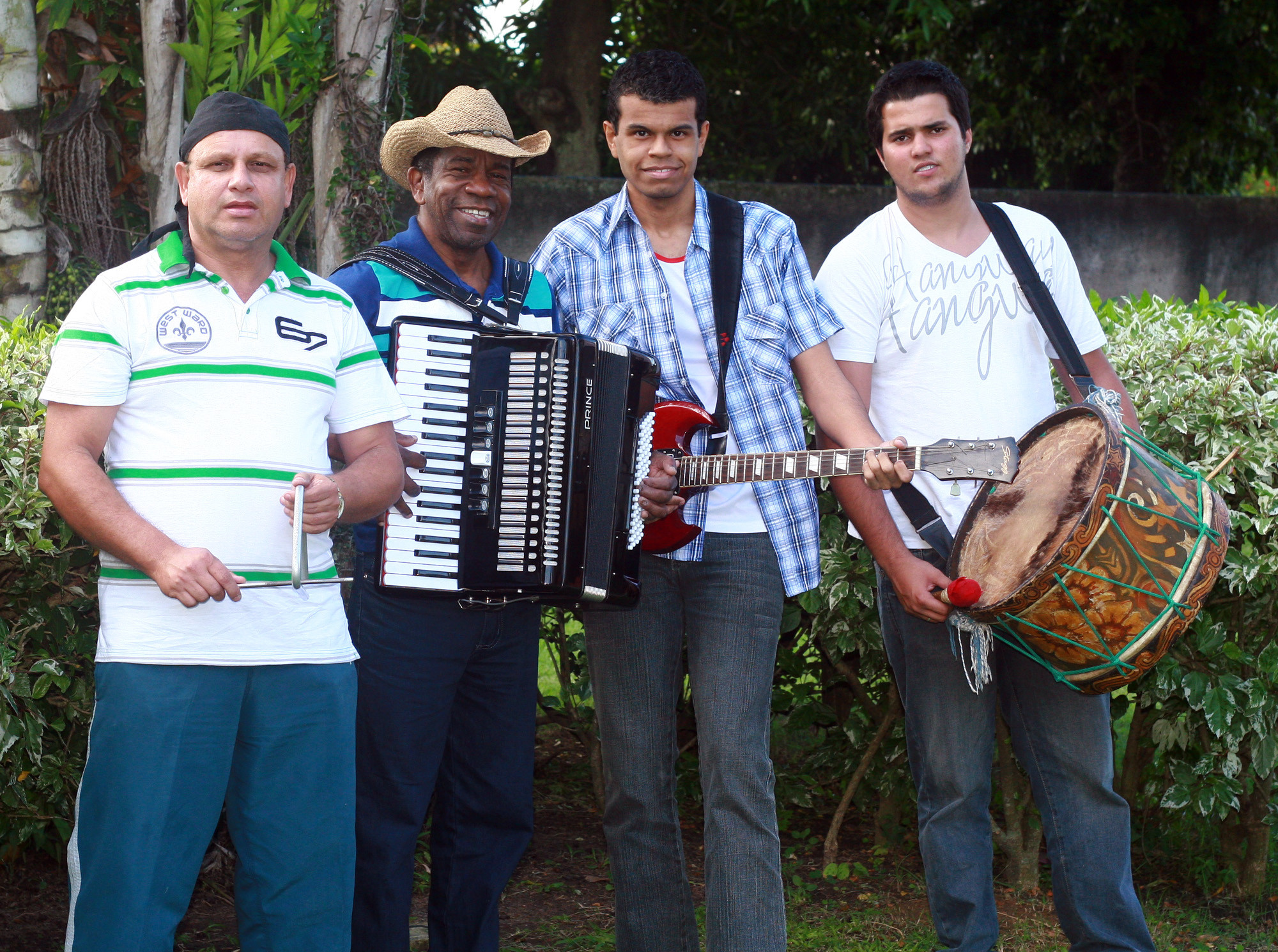 A atual formação, composta por Franco Baiano (sanfona e teclado), Darlan (triângulo), Diego (zabumba e percussão) e Luiz Otávio (guitarra e voz), se apresenta há cinco anos (Foto: Divulgação)