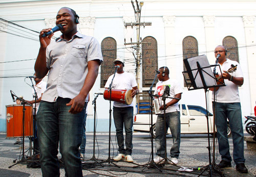 Acompanhado de Toninho (cavaquinho), Geovane Tonante (violão), Lico (Tantan), Naninho (pandeiro), Cabeça (surdo) e Pepe (reco-reco), Ed Ébano vai apresentar sucessos de compositores campistas (Foto: Divulgação)