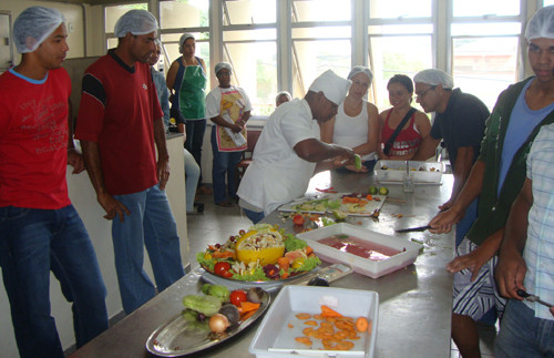 Na terça-feira (18), 20 alunos do curso de saloneiro e nove do curso ajudante de cozinha receberam os certificados (Foto: Divulgação)