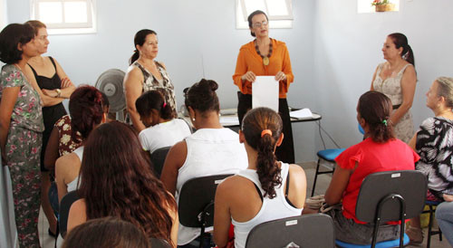 As reuniões acontecem duas vezes ao mês, onde são abordados diferentes temas relacionados à violação de direito da mulher decorrente de violência doméstica intrafamiliar e de gênero (Foto: Divulgação)