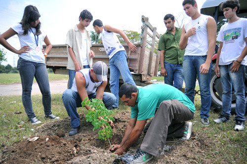 O secretário municipal de Agricultura e Pesca, Eduardo Alves, esteve contribuindo com sua experiência, na terça-feira (18), a partir de um encontro com alunos, produtores rurais e professores da instituição estadual (Foto: Rogério Azevedo)