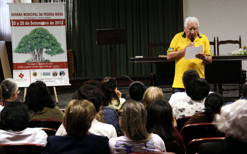 Membros do Lions Clube Francisco Roberto de Carvalho Moreira realizaram, nesta segunda-feira (24), duas palestras no auditório da Santa Casa, com o tema 'A importância da Santa Casa para a população idosa de Campos' (Foto: Rodolfo Lins)
