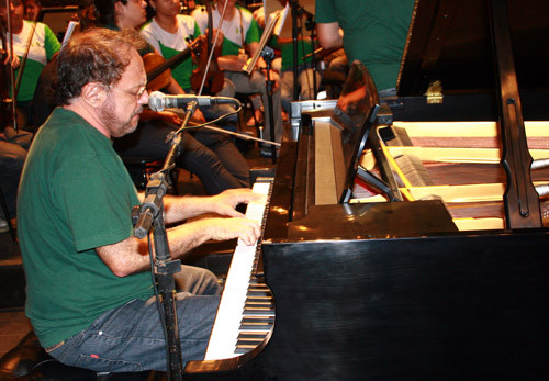 O compositor e instrumentista Marcus Viana ensaiou nesta terça (25) e quarta-feira (26), no palco do Teatro Trianon, com os jovens músicos da Orquestra Municipal de Campos dos Goytacazes (Foto: Divulgação)