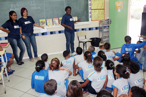 Mais de 30 escolas já foram presenteadas com o projeto, que tem como objetivo realizar, incentivar a leitura, ensinar os alunos a manusearem os livros, reconhecendo a importância deles (Foto: Secom)