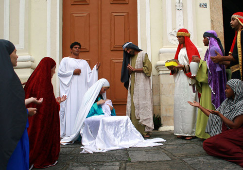 Revivendo a cena do nascimento do Menino Jesus, a encenação encanta pela beleza e perfeição de detalhes, através do trabalho apresentado pelo grupo de atores campistas (Foto: Divulgação)