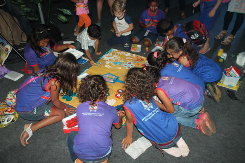 A Performance de Ilustração com Fábio Sgroi foi acompanhado pelas crianças da Escola Municipal Wilson Batista e da Escola Municipal Evanir José Gaia (Foto: Roberto Jóia)