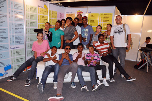 O s alunos aproveitaram a programação oferecina a todos na 7ª Bienal (Foto: Secom)