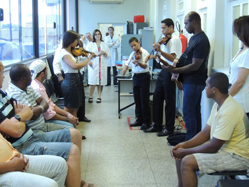 Enquanto aguardavam o momento da doação, os voluntários puderam ouvir várias melodias ao som de violinos e violão (Foto: Divulgação)