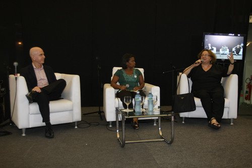 Traição foi o tema debatido pelos participantes Dr.LuisCuschnir, Regina Navarro Lins e o público, com a mediação da psicóloga Luciane Mina (Foto: Roberto Jóia)