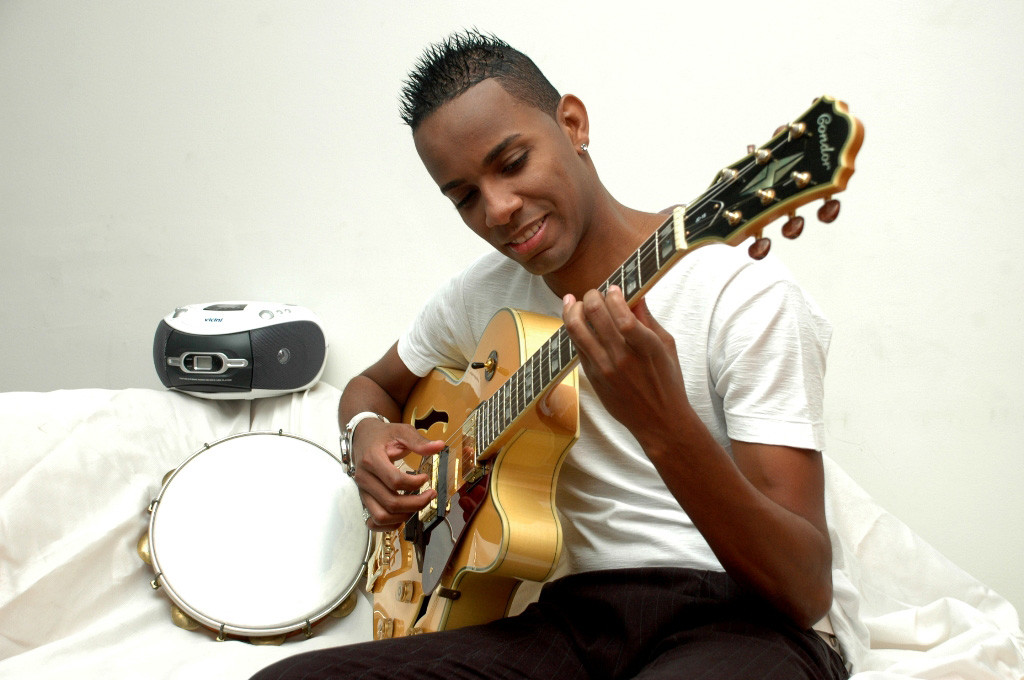 Abrindo sua agenda do mês de dezembro, o projeto Fim de Tarde recebe, nesta segunda-feira (3), o cantor Juninho Simpatia, às 18h30, no palco do Teatro de Bolso Procópio Ferreira. (Foto: Divulgação)