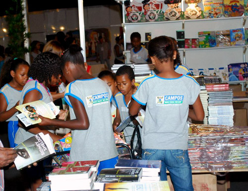 No estande da Secretaria Municipal de Educação, crianças e adultos se encantaram com os livros de literatura infantil, utilizados pelos alunos das creches e escolas municipais (Foto: Divulgação)