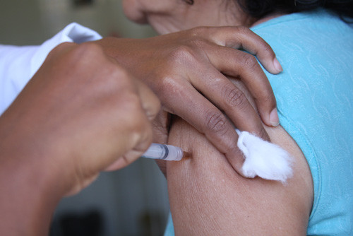 Todas as pessoas acamadas, incluídas em qualquer grupo, podem requerer a vacinação pelo 08000 224060. (Foto: Antônio Leudo)