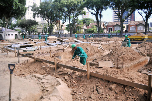 Local previsto para ser o primeiro parque temático de toda a região Norte Fluminense, o Parque Alzira Vargas, onde está sendo construída a Cidade da Criança, já começou a receber os revestimentos internos, reforço estrutural, telhado, instalaçõe (Foto: Rogério Azevedo)