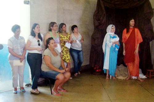 Presépio Vivo, coral e apresentação de paródia foram algumas das apresentações realizadas na manhã desta quinta-feira (6), no hall da Secretaria Municipal de Educação (Foto: Divulgação)