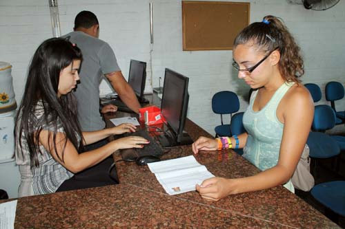 A jovem Letícia Machado, 17 anos, tomou conhecimento das vagas de emprego pela internet e se dirigiu ao Balcão de Emprego no intuito de conseguir uma vaga no mercado de trabalho. (Foto: Divulgação)