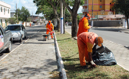 cerca de 200 homens vão atuar em várias frentes de trabalho, executando os procedimentos de varrição, capina, retirada de entulhos, limpeza de bueiros, pintura de meios-fios, postes e guias (Foto: Divulgação)