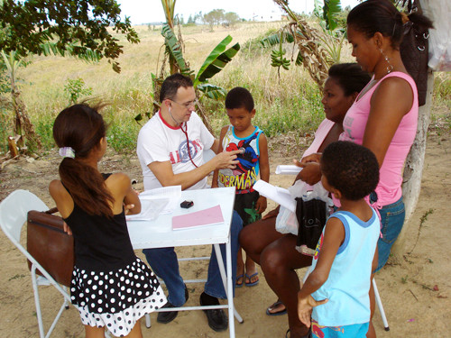 Garantindo mais qualidade de vida a esses indivíduos, o programa conta com uma equipe multidisciplinar composta por inúmeros profissionais que atuam em diversas áreas médicas e de saneamento básico (Foto: Divulgação)