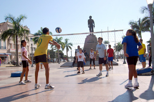 Várias atividades foram realizadas durante o dia, como esta partida de vôlei em plena Praça São Salvador (Foto: Divulgação)