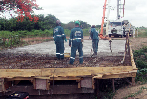 A prefeitura concluiu esta semana a concretagem do tabuleiro (laje) da ponte sobre o Canal Cambaíba, que liga Fazendinha a Cambaíba (Foto: Divulgação)