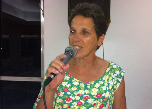 A diretora da Coesa, Rosa Morisson, em seu agradecimento a todos que ajudaram a entidade (Foto: Divulgação)