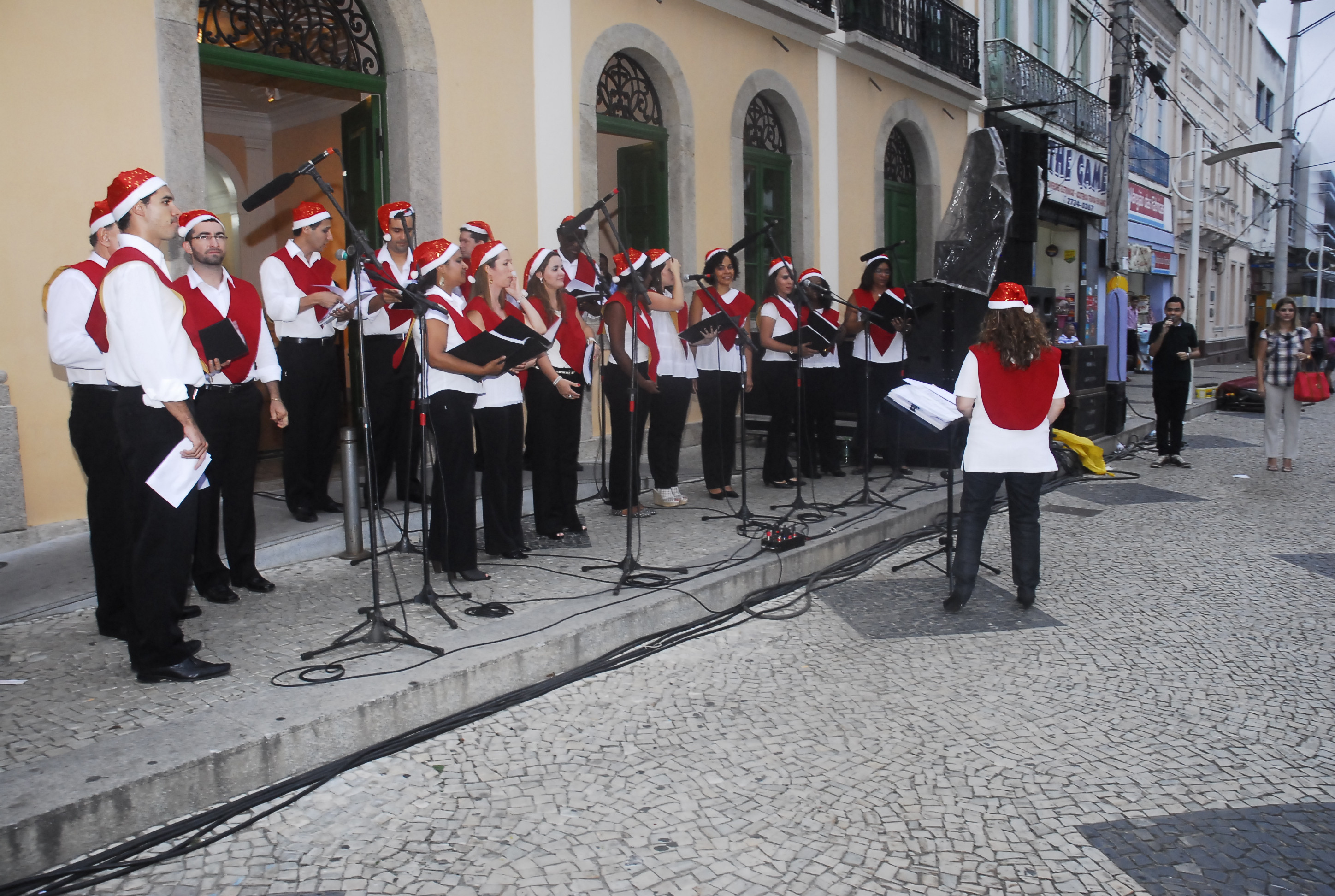 O coro municipal se apresentou em frente ao Museu Histórico de Campos (Foto: Divulgação)