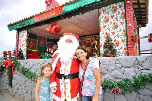 A Casa do Papai Noel, montada no Cais da Lapa, se transformou em um cartão de Natal e vem atraindo grande público diariamente. Até o dia 25 de dezembro, às 20h, crianças e adultos poderão desfrutar da magia de estar próximos ao Bom Velhinho. (Foto: Rogério Azevedo)