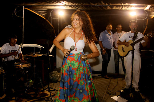 A cantora Lene Moraes, se apresenta neste sábado na localidade (Foto: Divulgação)