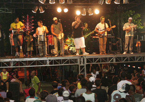 Neta quinta-feira (03), o público do Farol receberá o grupo de pagode Zona Sul, no trio elétrico, às 22h (Foto: Antonio Leudo)