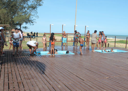 O Deck das Piscinas é uma opção de lazer e de banho para a garotada no Farol de São Tomé (Foto: Secom)