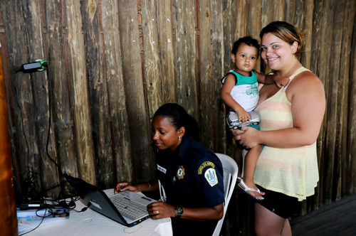 Com o projeto Família Consciente, Criança Segura, a Guarda realiza cadastramento dentro da Biblioteca Municipal, com o objetivo de facilitar a localização, em caso de alguma criança se perder dos pais. (Foto: Secom)