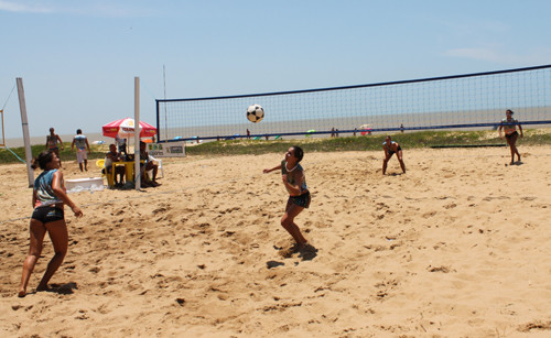 O evento teve as presenças das ?princesas? do futevôlei, Natalie, Sabrina, Aninha e Rariane, que fizeram partidas de exibição para incentivar as mulheres da região a praticarem o esporte que vem crescendo gradativamente no Brasil. (Foto: Secom)