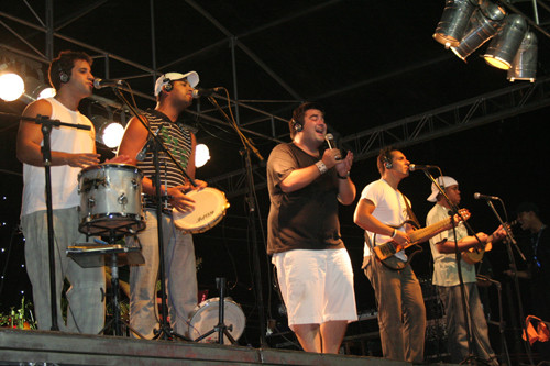 O grupo Zona Sul é a atração deste sábado (12), em Travessão, a partir das 22h, dentro da programação do Verão da Família 2013. No domingo (13), será a vez da Banda Prakatum animar o público do distrito, também às 22h. (Foto: Divulgação)